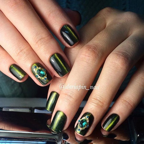 Зелений манікюр з золотими стразами та 3D-дизайном