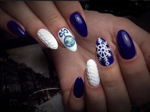 Зимовий 3D манікюр з синім гель-лаком та сріблястими блискітками