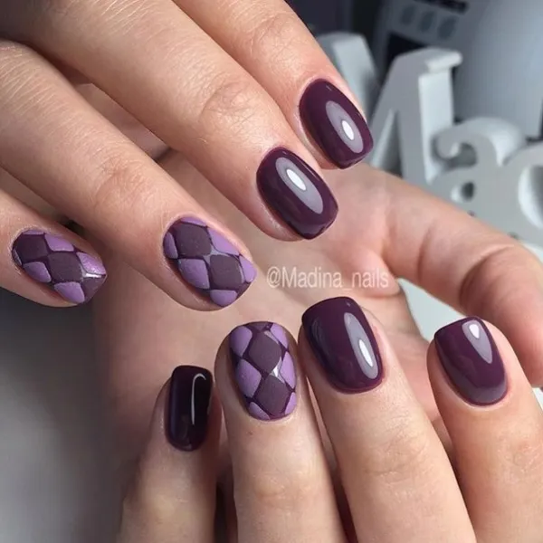 Фіолетові овальні нігті: матовий 3D-дизайн з геометрією та блиском