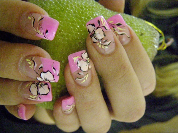 Квітковий ручний розпис на довгих квадратних нігтях у рожевих тонах