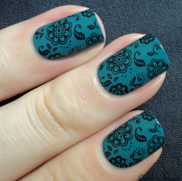 Квітковий максималізм на коротких круглих нігтях: зелень і чорний мат