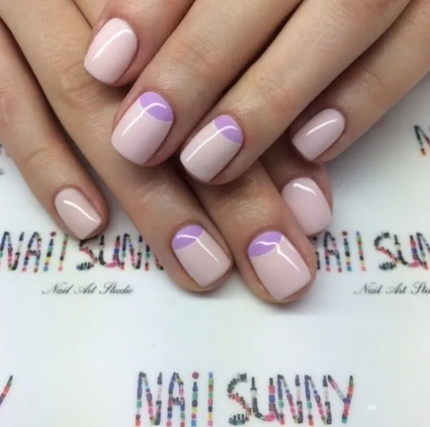 Рожево-фіолетовий мінімалізм: геометричний дизайн на круглих коротких нігтях