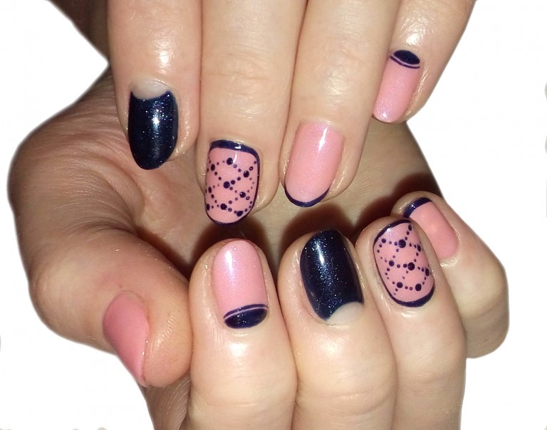 Рожевий манікюр із синіми геометричними лініями та блискітками