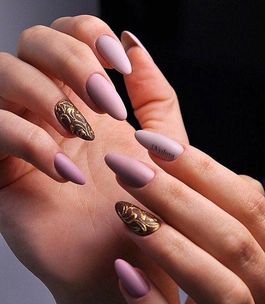 Матовий рожевий дизайн нігтів із золотими абстрактними штрихами