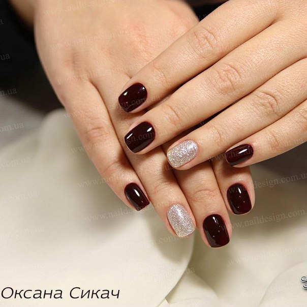 Бордовий манікюр з срібними блискітками на коротких нігтях