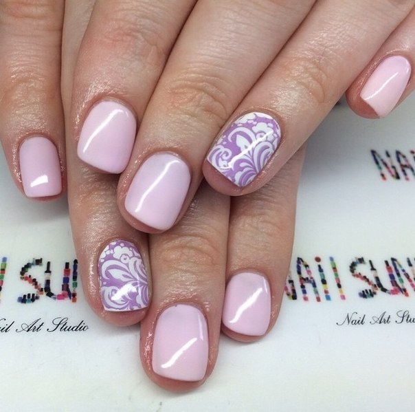 Рожевий манікюр з білим квітковим штампуванням на короткі нігті