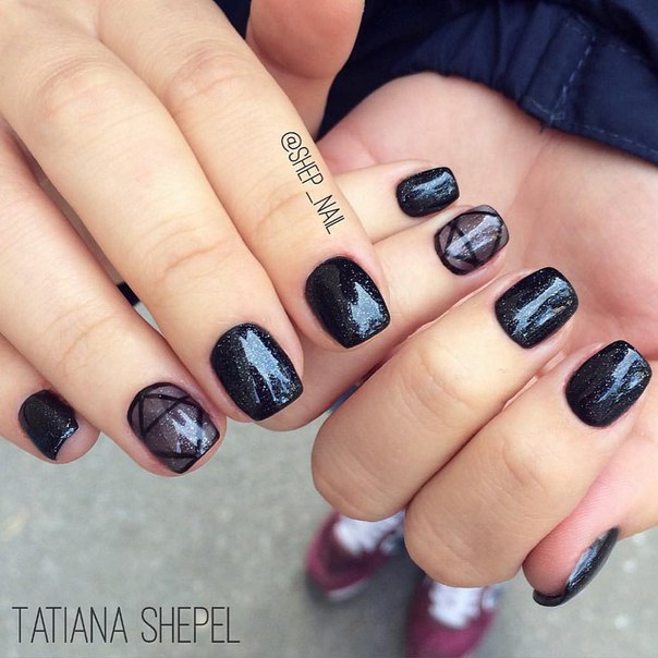Чорний манікюр з прозорими елементами та геометричним блиском