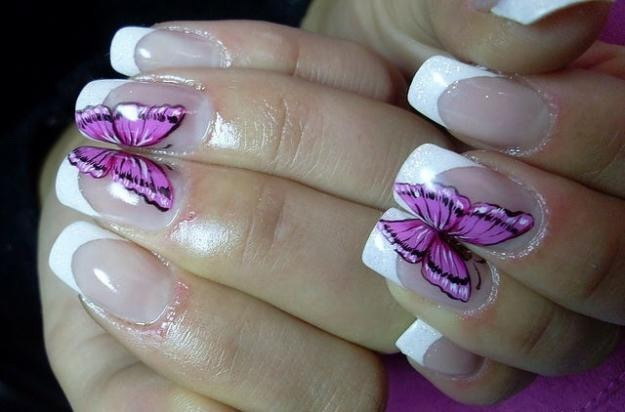 Білий французький манікюр з фіолетовими квітами: блискучий дизайн для овальних нігтів