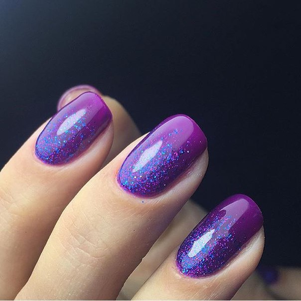 Фіолетово-синій омбре манікюр з блискітками на овальних нігтях