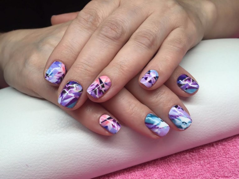 Геометричний манікюр: фіолетова база з синіми та рожевими лініями