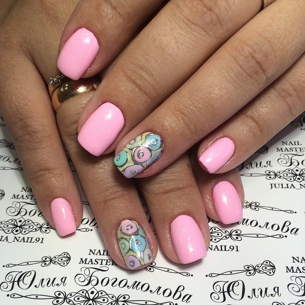 Овальні нігті: абстрактний вихор рожевого та синього ручного розпису