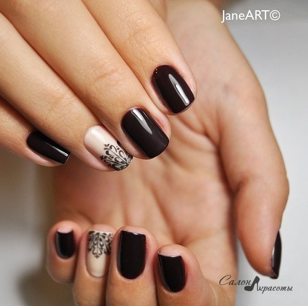 Овальний манікюр: бордо, беж та чорний – елегантність мінімалістичної абстракції