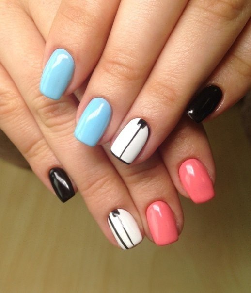 Геометричний манікюр у синьому кольорі з рожевим акцентом