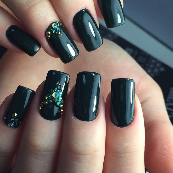 Зелений святковий манікюр з 3D стразами та золотим декором