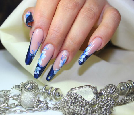 Ексклюзивний синьо-бежевий френч: 3D квіти, стрази та акриловий розпис на трунах