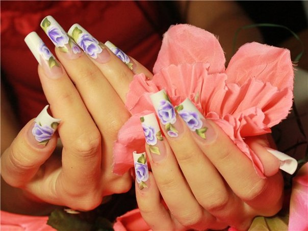 Квітковий максималізм: біло-фіолетовий розпис на довгих квадратних нігтях