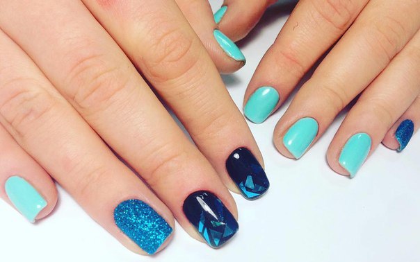 Синій манікюр з об'ємною геометрією та блискітками