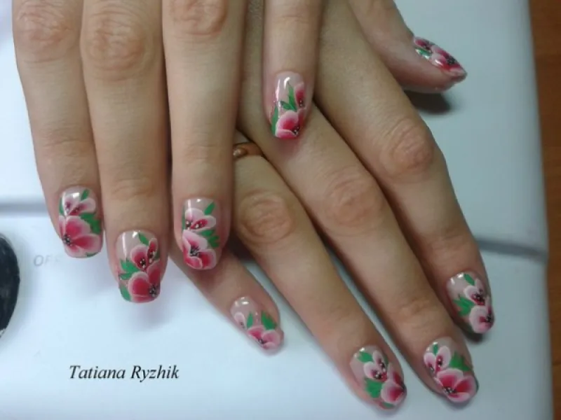 Весняний бежевий манікюр з рожевими квітами на овальній формі