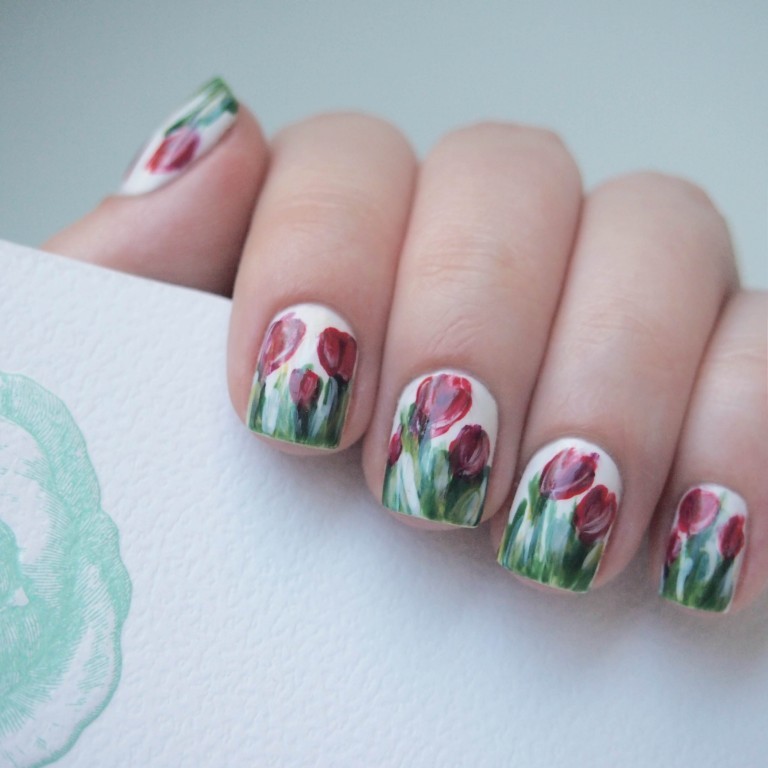 Манікюр з ручним розписом: Червоно-зелені весняні квіти на овальних нігтях