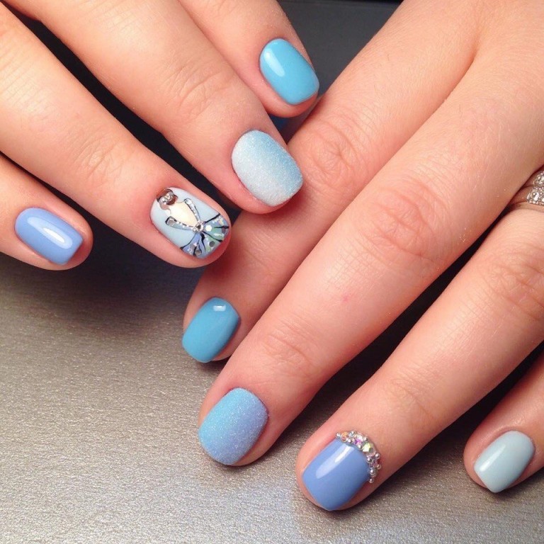 Синій блискучий манікюр з 3D ефектом та сріблястими стразами