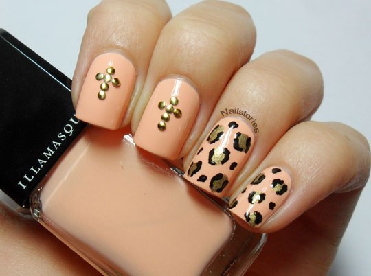 Абстрактний бежевий манікюр з 3D золотом та чорними вкрапленнями