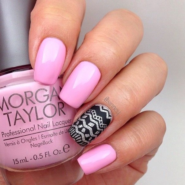 Матовий рожевий манікюр з чорною геометрією та блискітками