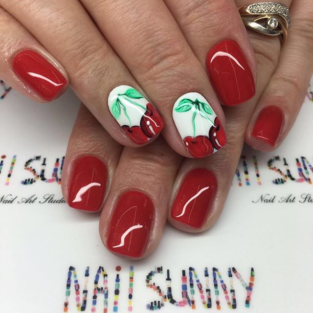 Червоний манікюр з ручним квітковим розписом на середніх нігтях