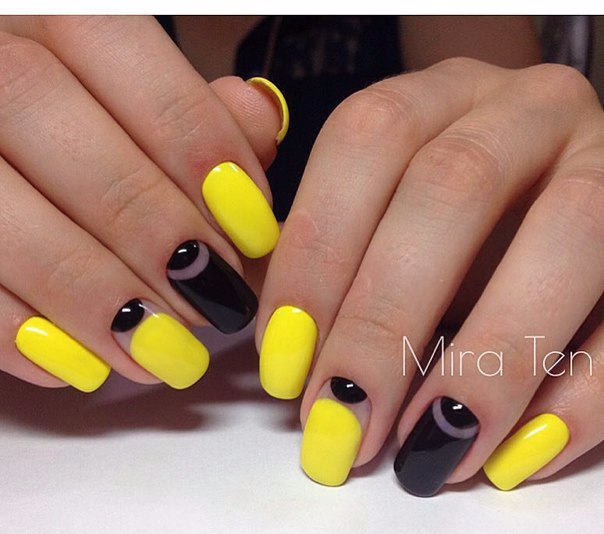 Жовтий манікюр з геометричними лініями на прозорій базі