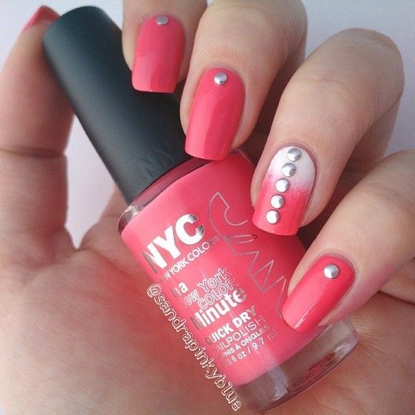 Манікюр рожеве омбре з 3D елементами та сріблястими стразами