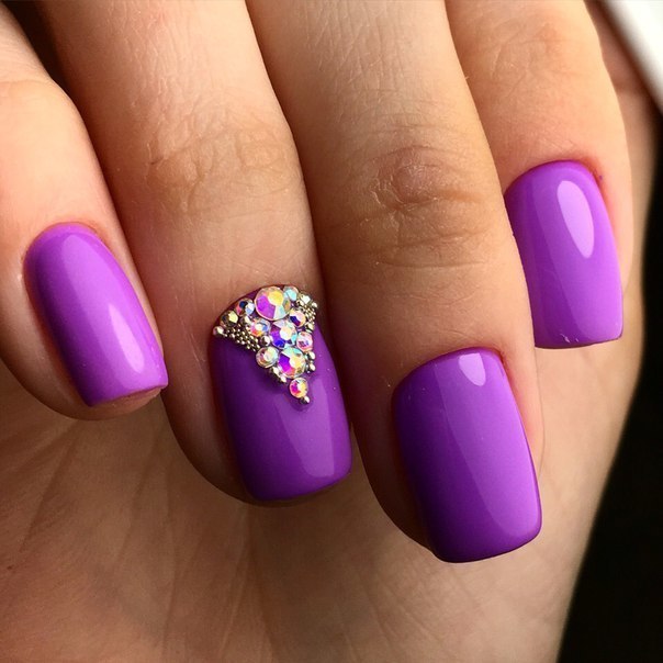 Розкішний фіолетовий манікюр на квадратних нігтях: 3D блиск та стрази