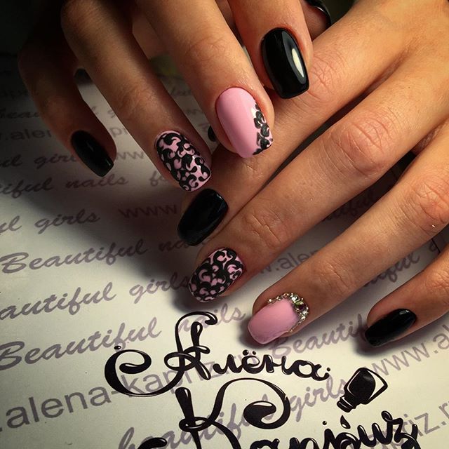 Чорно-рожевий 3D максималізм: блискучий абстрактний дизайн на овальних нігтях зі стразами