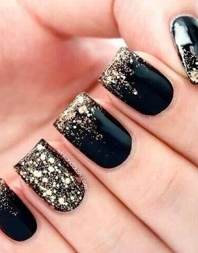 Чорний манікюр з золотими блискітками на коротких нігтях