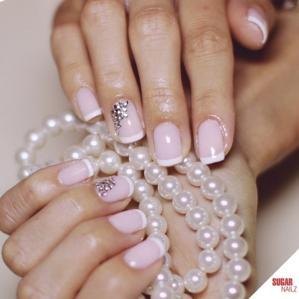 Рожевий френч на овальних нігтях зі сріблястими стразами