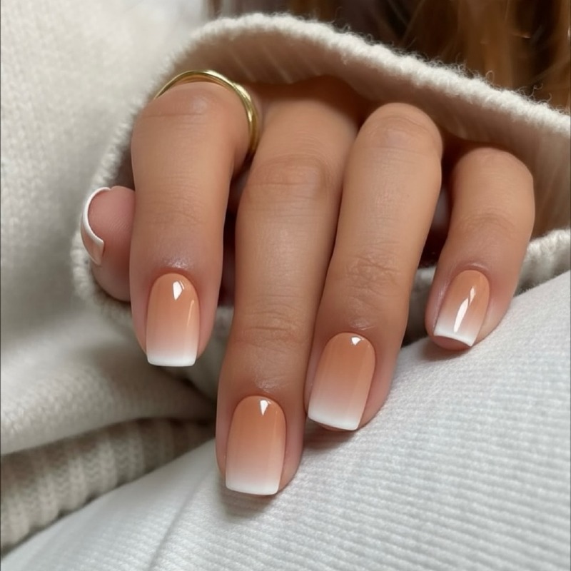Елегантний Бежево-Білий Омбре: Французький Манікюр на Квадратні Нігті
