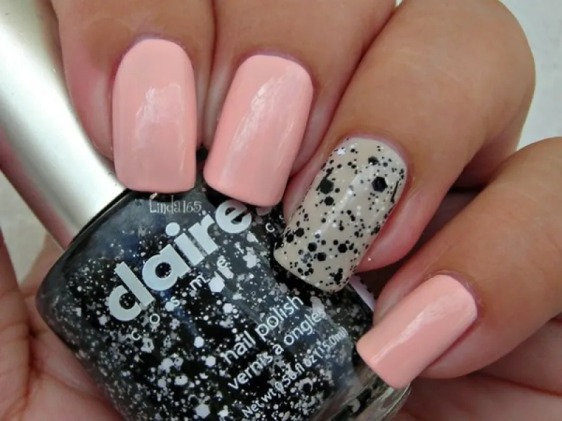 Рожевий манікюр з бежевими блискітками: кругла форма та ніжне сяйво