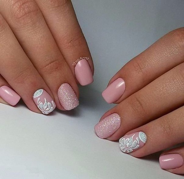 Рожевий манікюр з білими квітами та сріблястим блиском