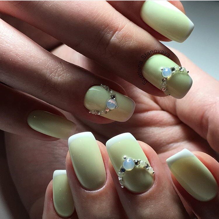 Зелений френч з блискучими акцентами на квадратних нігтях