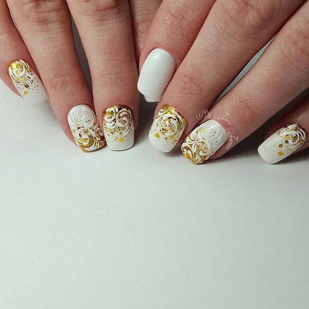 Розкішний біло-золотий 3D манікюр: максималізм та сяйво на квадратних нігтях