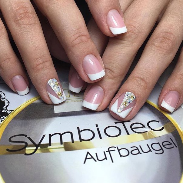 Рожевий френч манікюр з блискучими 3D елементами на квадратних нігтях