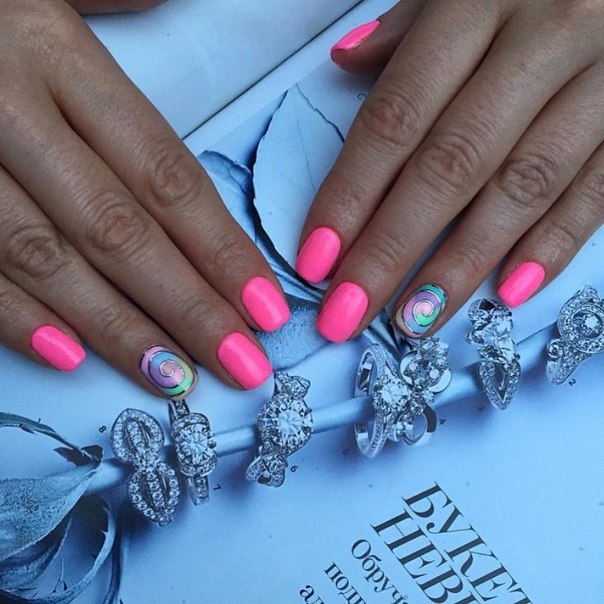 Абстрактний манікюр: ручний розпис з яскравими кольорами
