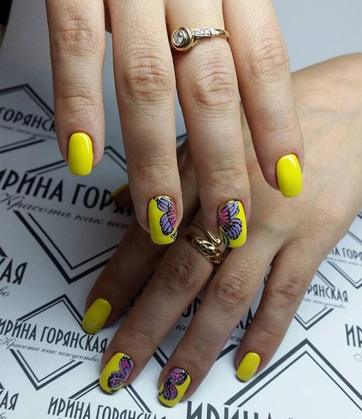 Квітковий дизайн нігтів: жовті нігті з фіолетовим розписом