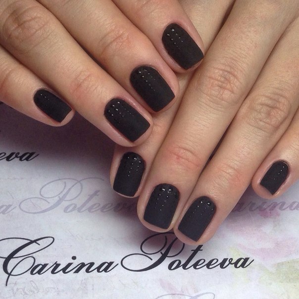 Чорний матовий манікюр з 3D ручним розписом на овальних нігтях