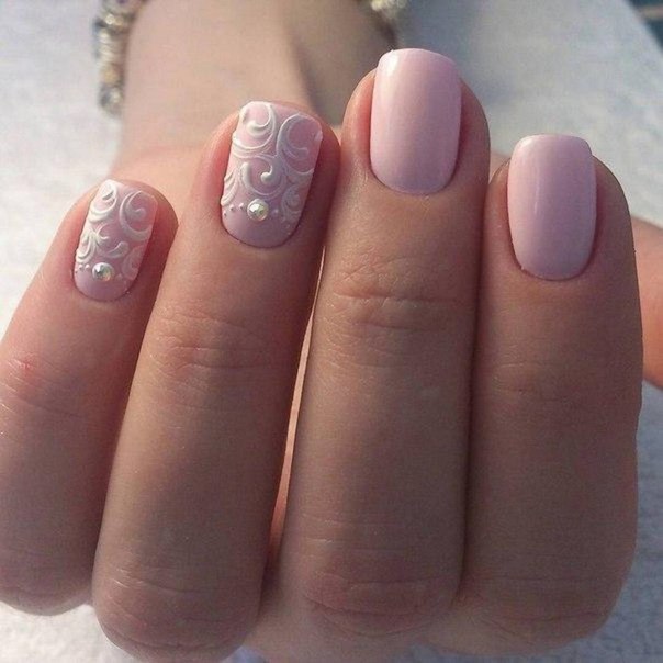 Рожевий абстрактний манікюр з 3D ефектом та стразами на круглих нігтях