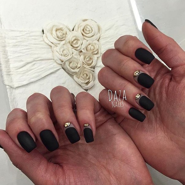 Чорний матовий манікюр: мінімалізм із золотими акцентами та стразами