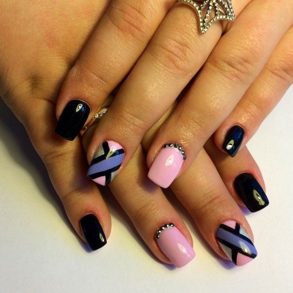Чорний манікюр з рожевою геометрією та сріблястим блиском