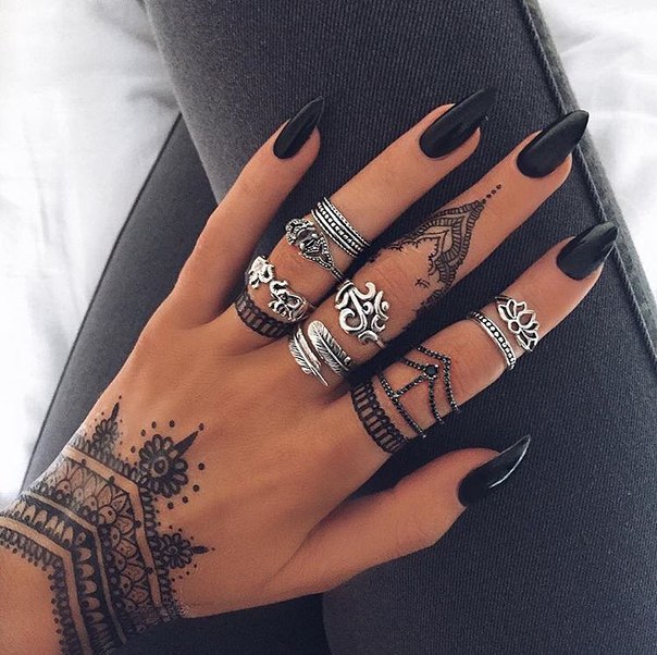 Чорний блискучий манікюр-максималізм на довгих нігтях-стилетах