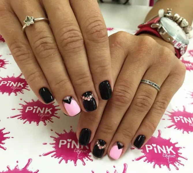 Кругла форма: чорно-рожева геометрія зі сріблястим блиском