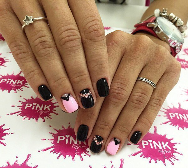 Чорно-рожева геометрія на круглих нігтях: блиск і стиль