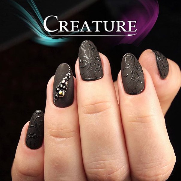 Чорний матовий манікюр з золотим 3D розписом та стразами