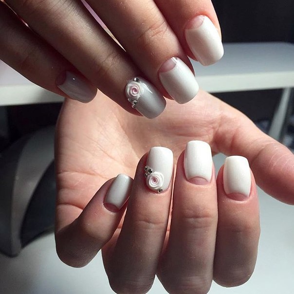 Білий 3D манікюр з квітковим розписом та сірими акцентами